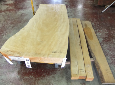加工前の粗木状態の栃天然板と脚用材