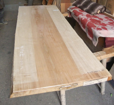 加工前の状態のタモ天然板とテーブル脚のタモ材