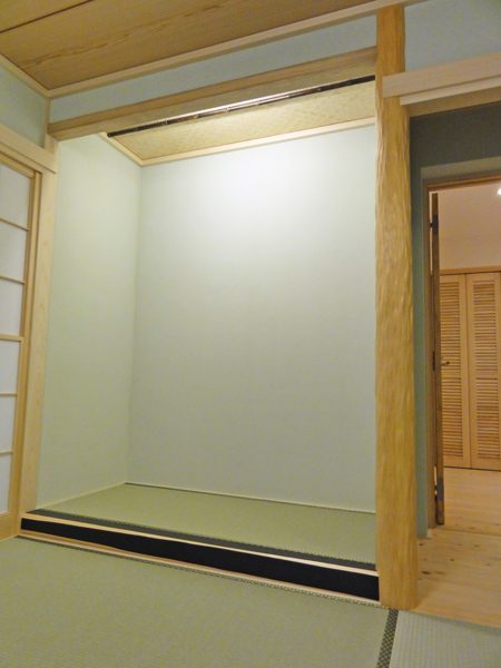 京都北山杉天然絞丸太と本漆塗り床框の和室