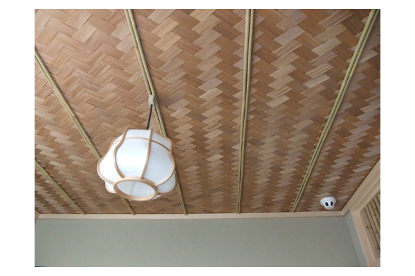 天井：クロベヘギ板　矢羽根編み